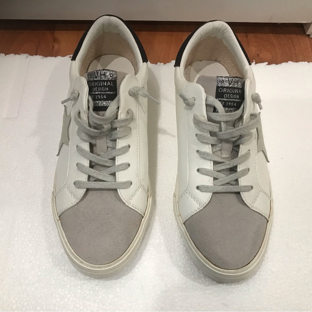 Vintage Havana Size 11 White and Gray Sneakers With Grey Front & Star